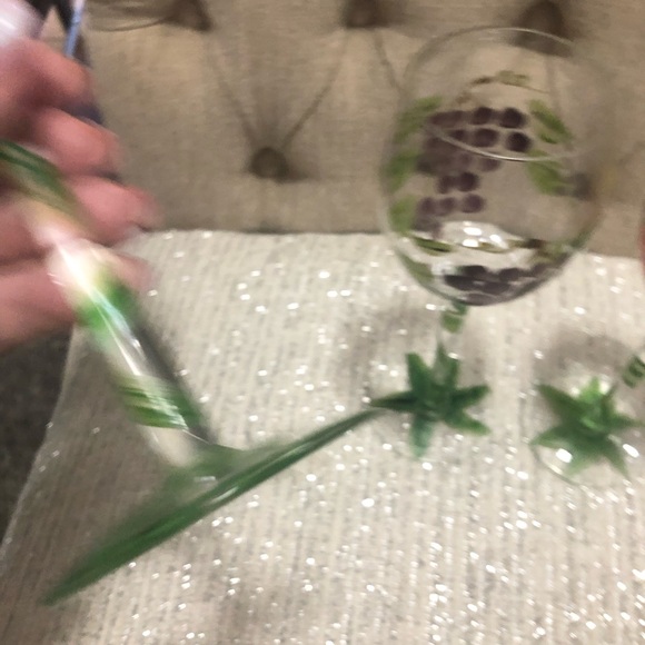 Three beautiful hand-painted, 8 ounce wine, glasses, floral grapes - Picture 6 of 6